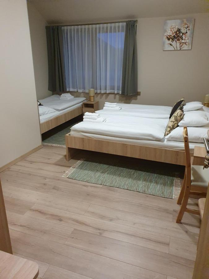 Bed and Breakfast Platina Panzio*** à Újhartyán Extérieur photo