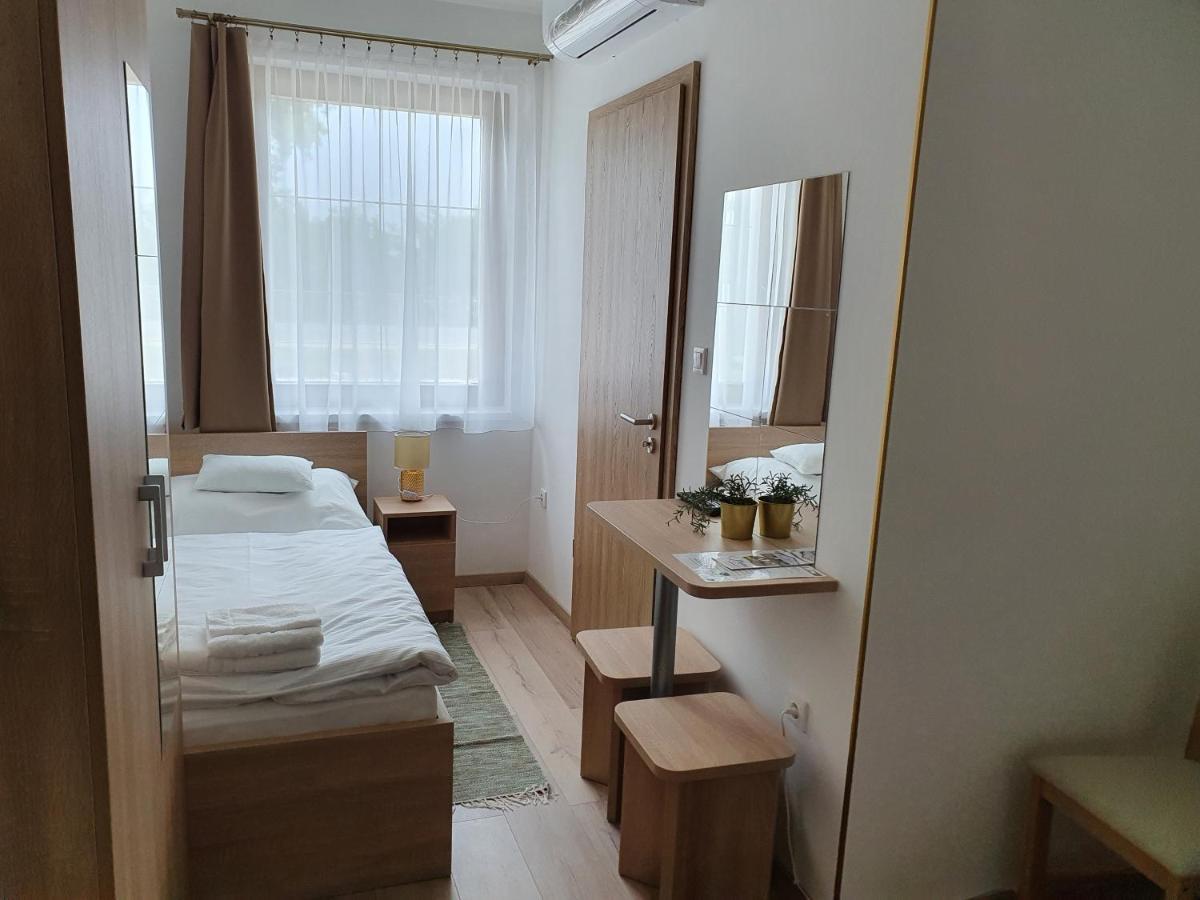 Bed and Breakfast Platina Panzio*** à Újhartyán Extérieur photo