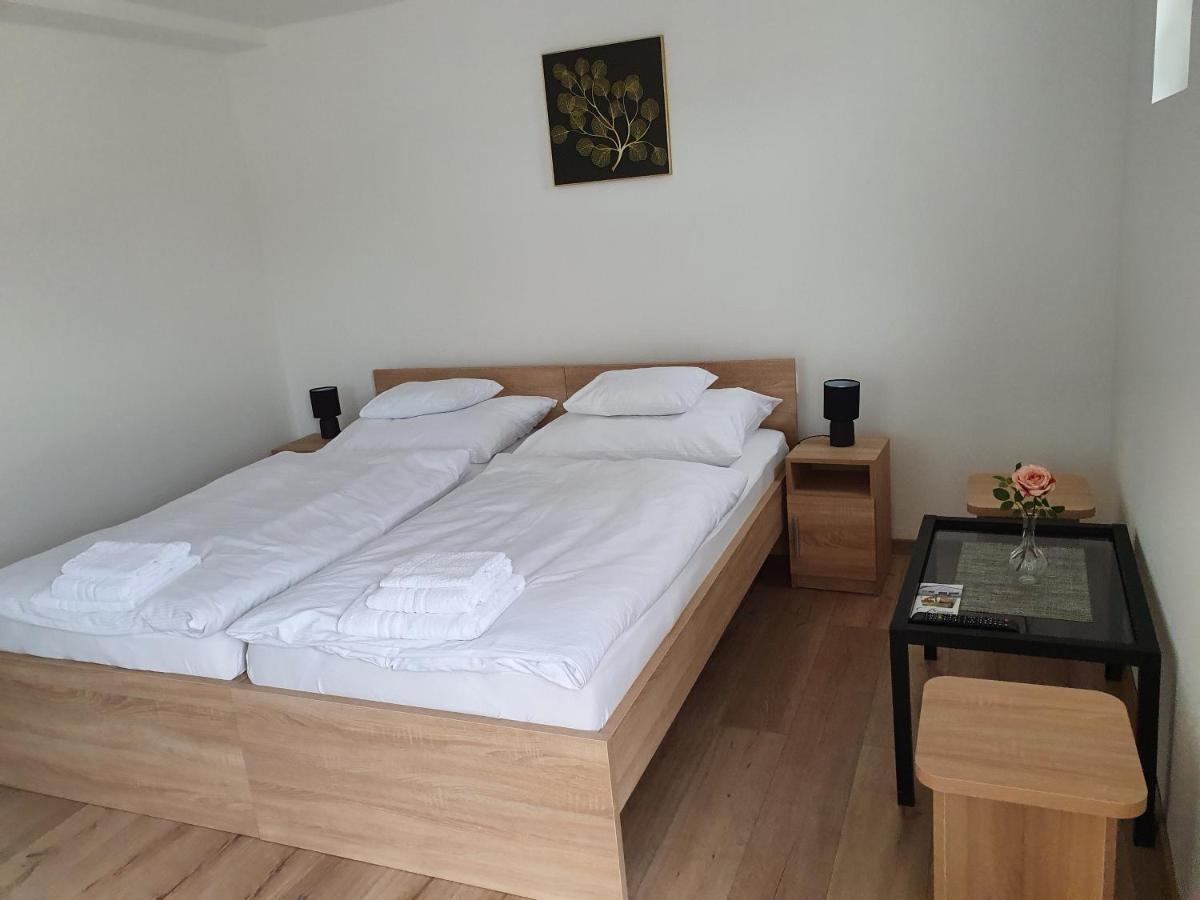 Bed and Breakfast Platina Panzio*** à Újhartyán Extérieur photo